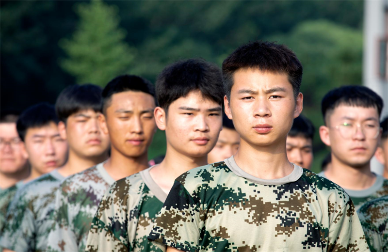 2021年7月6日，北京集团百名应届大学生褪下便服换上军装，在训练场上接受为期2天的军训，享受入职前的第一份美好记忆。